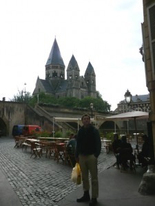 Al in fron of church, Metz